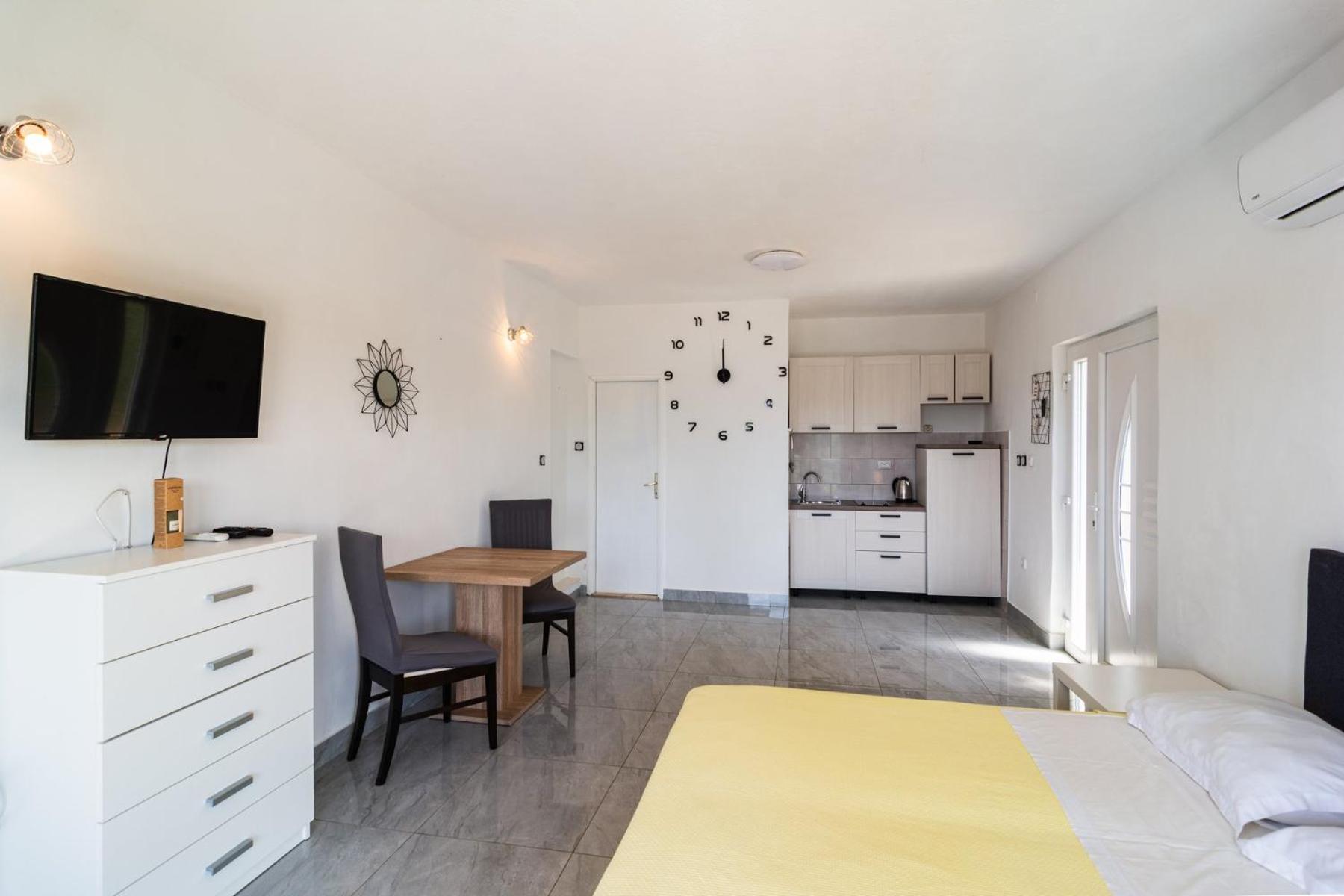 Sea-Views Brazza Apartments With Private Pool Milna  Buitenkant foto