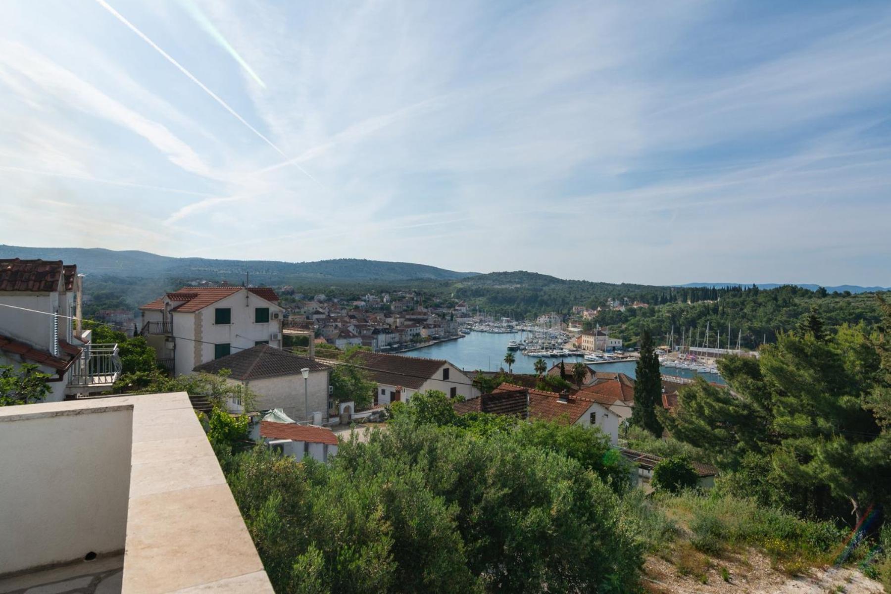 Sea-Views Brazza Apartments With Private Pool Milna  Buitenkant foto