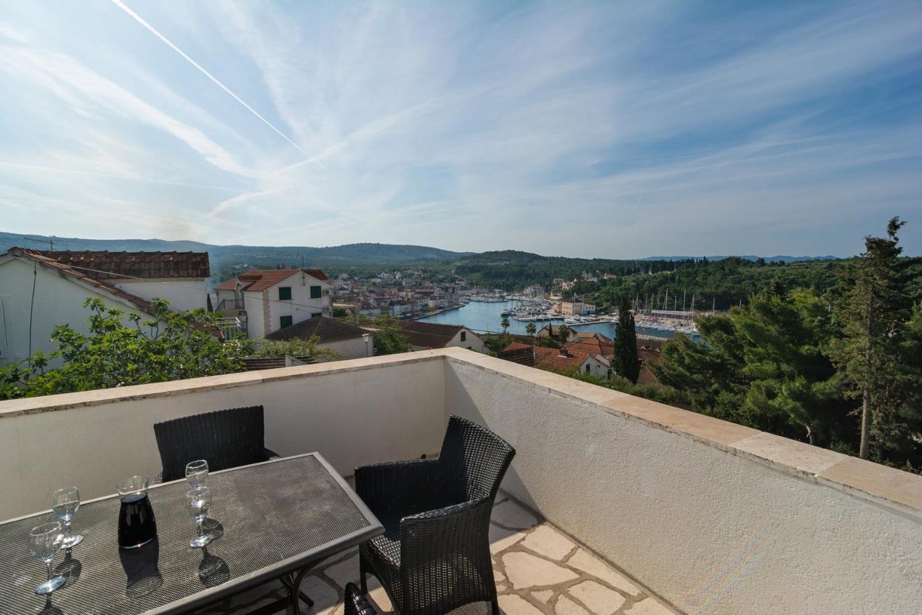Sea-Views Brazza Apartments With Private Pool Milna  Buitenkant foto